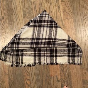 Black and white blanket scarf